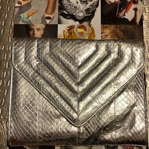 Cute, silver, snake 🐍 print vintage purse.